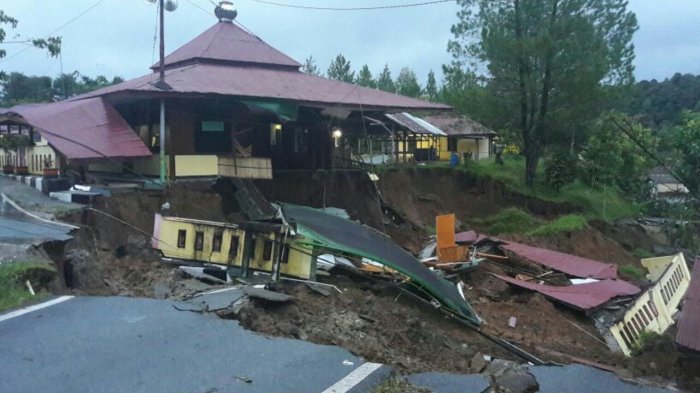 Ditimpa Longsor, Begini Kondisi Bangunan Mapolres Arosuka Solok