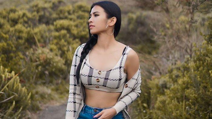 Maria Vania Busungkan Dada Saat Berjemur Pakai Kemben, Disebut Sindoro Sumbing, Semangka atau Pepaya