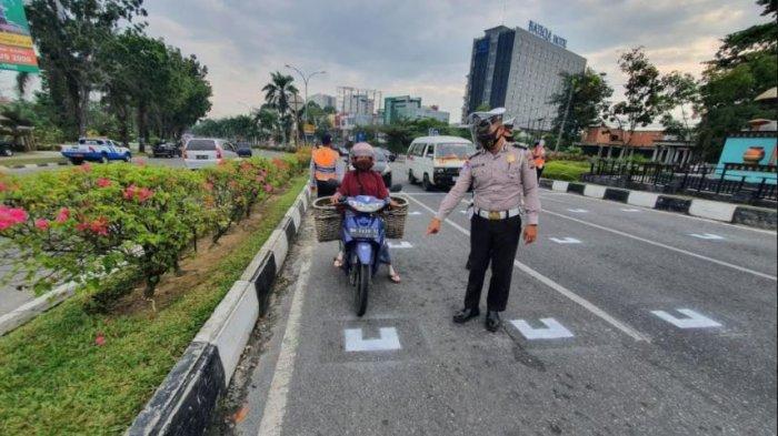 Marka Physical Distancing untuk Pengendara Motor di Pekanbaru Mirip Titik Start MotoGP