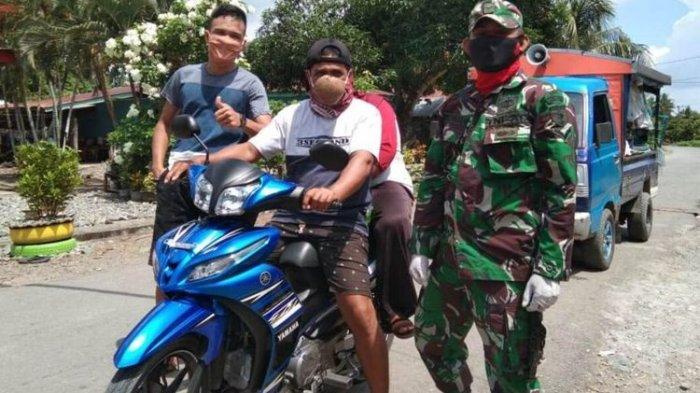 Tak Kebagian Masker, Warga Ini Pilih Pakai Masker Batok Tempurung Kelapa Daripada Disuruh Kembali