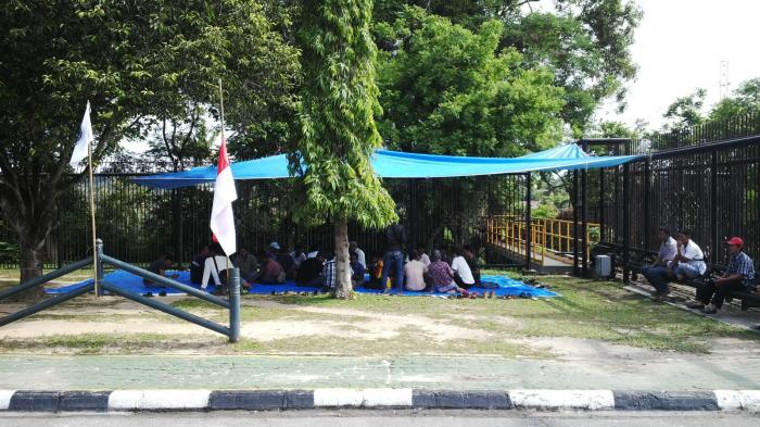 Dua Kali Aksi Gagal, Massa Bertahan dan Dirikan Tenda di Pintu Gerbang Chevron