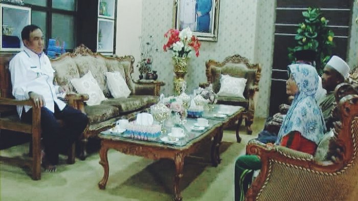 Dipanggil Bupati dan Bertemu di Ruang Tamu, Tukang Sapu Kaget Ditawari Umrah