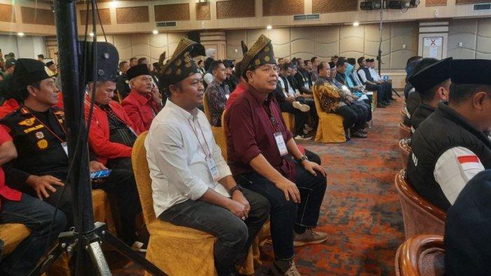 Outfit Paslon Nomor 1 Irving-Sugianto Semangat Nasionalisme, Kemeja Merah Putih dan Bertanjak Melayu