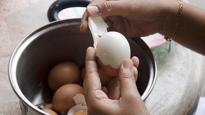 VIDEO: Telur Rebus Tetap Mulus Saat Kulitnya Dikupas Pakai Cara Cepat Ini, Berikut Penjelasannya