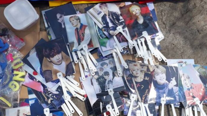 Jelang Konser, Pernak-pernik Bangtan Boys Laris Manis