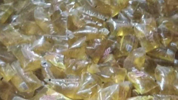 Ribuan Bungkus Minyak Goreng Mengapung di Laut  Bengkalis, Dilego Rp10 Ribu, Emak Emak Berebut