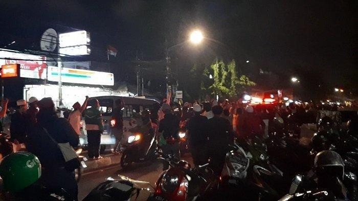 Ambulans 6 Jenazah Laskar FPI Akhirnya Tiba, Massa FPI Kepalkan Tangan ke Langit Teriak Allahu Akbar