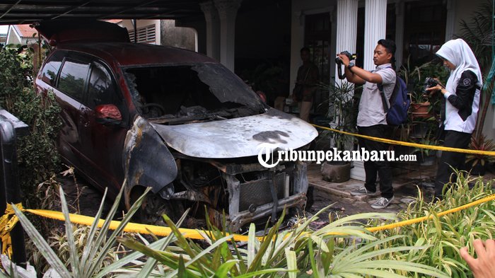 FOTO : Mobil Milik Tokoh LAM Dibakar OTK - mobil-tokoh-lam-terbakar_20171013_202440.jpg