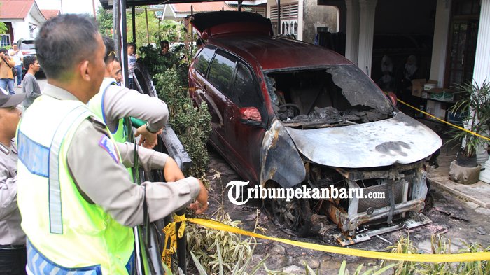 FOTO : Mobil Milik Tokoh LAM Dibakar OTK - mobil-tokok-lam-terbakar_20171013_202439.jpg
