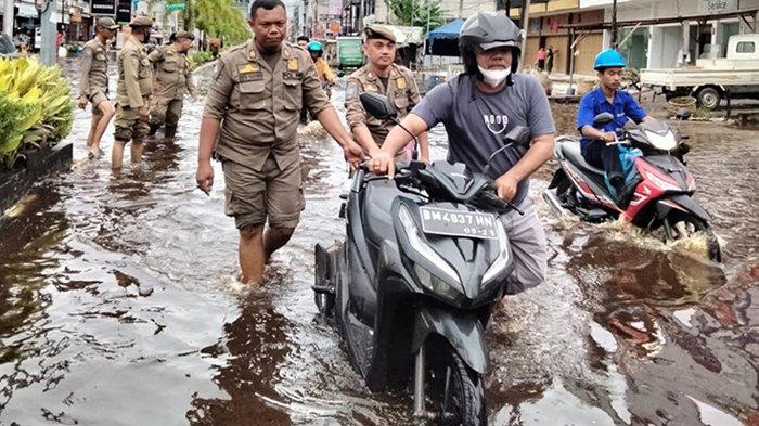 Pasang Keling di Dumai Masih Tinggi Bikin Motor Mogok, Untung Ada Satpol PP Bantu Dorong