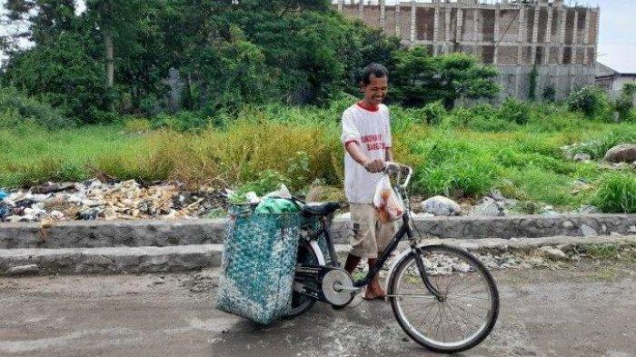 Calon Kepala Daerah Wajib Tahu! Seorang Pemulung di Solo Tambal Jalan Dengan Uangnya Sendiri