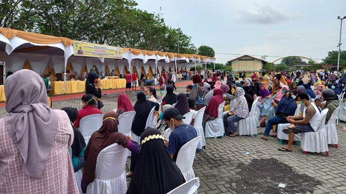 Minyak Goreng Dijual Rp12 Ribu per Liter, Pasar Murah di Tepi Sungai Siak Ditinjau Menko Airlangga