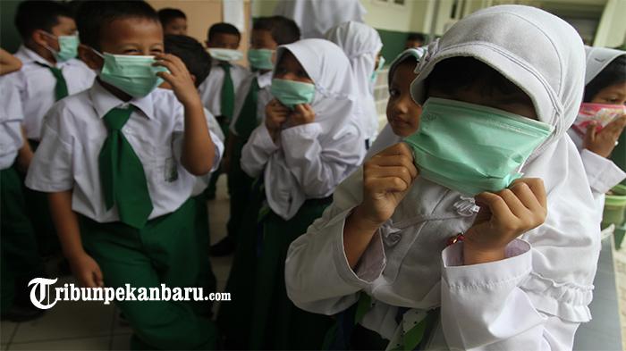 Meski Kabut Asap Menyelimuti, Sekolah Belum Mau Liburkan Para Murid