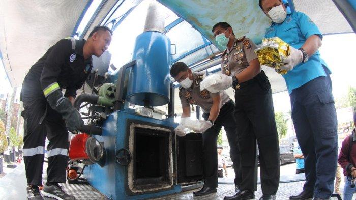 FOTO: Pengungkapan Kasus Kepemilikan 37 Kg Sabu, 75 Ribu Pil Ekstasi dan 10 Ribu Pil Happy - musnah-sabu2.jpg