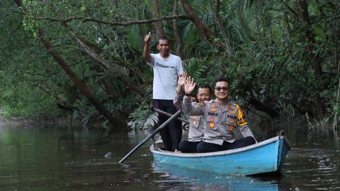 Kapolres Blusukan ke Pedalaman Inhil Pakai Sampan, Sampaikan Hal Ini Saat Jumpa Masyarakat