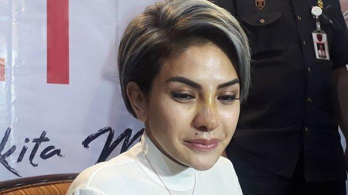 Nikita Mirzani Tempelkan Kepalanya ke Pebalap MotoGP Jorge Lorenzo, IG Nyai Banjir Komen Netizen