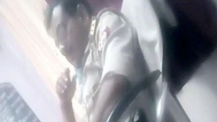 GILA! Oknum Polisi ini Malah Asyik Masturbasi di Depan Ibu dan Anak yang Buat Laporan