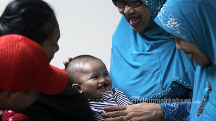 FOTO : Operasi Bibir Sumbing Gratis di RSUD Arifin Achmad - operasi-bibir-sumbing-di-rsud-arifin-ahmad-4_20160511_174155.jpg