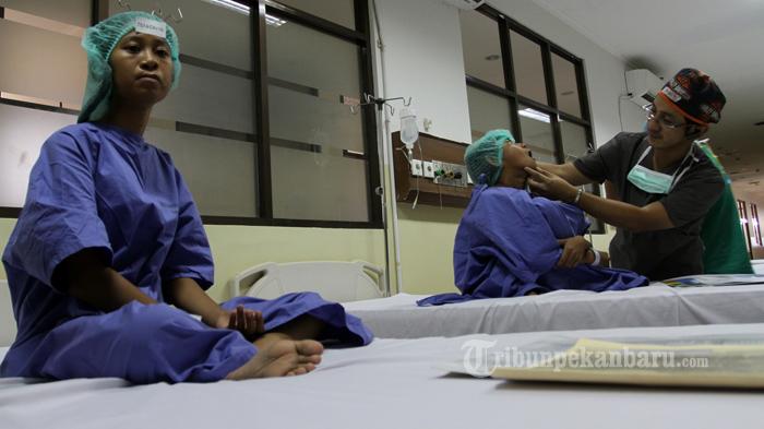 FOTO : Operasi Bibir Sumbing Gratis di RSUD Arifin Achmad - operasi-bibir-sumbing-di-rsud-arifin-ahmad-5_20160511_174246.jpg