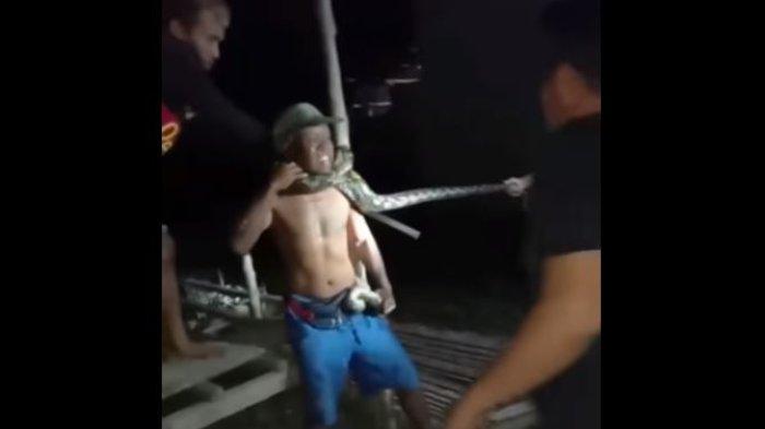 Video Pria Nyaris Mati Dililit Ular Piton 3 Meter Viral, Butuh Bantuan 4 Orang
