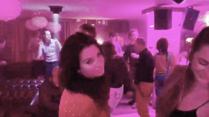 Pangeran William Memegang Pinggang Wanita Misterius saat Berpesta di Klub Malam