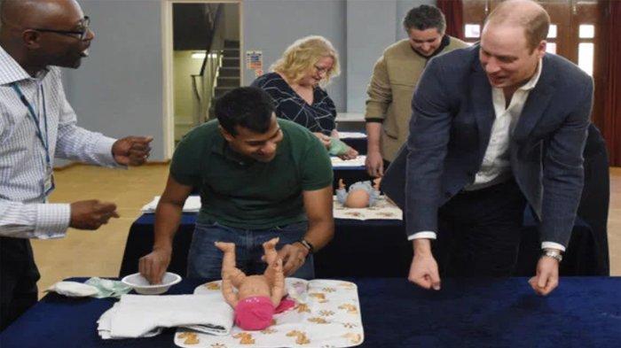Pangeran Wiliam Latih Para Calon Ayah Pakaikan Popok Anak