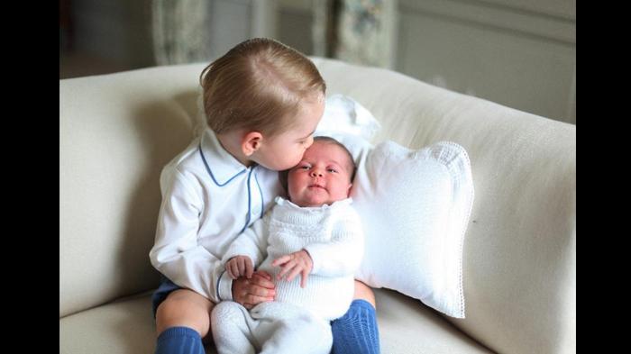Pangeran George Cium Putri Charlotte dalam Foto Resmi Pertama