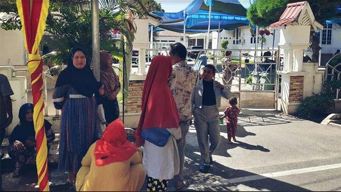 Solar Langka Tak Bisa Melaut, Nelayan Bawa Istri dan Anak ke Rumah Dinas Bupati Rohil Minta Solusi