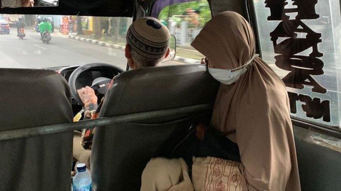 So Sweet, Si Nenek Setia Mendampingi Sang Kakek Narik Angkot Meski Pulangnya Hingga Malam Hari