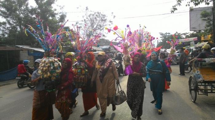 Pawai Sisampek Tarik Perhatian Warga