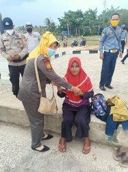 Nyapu Jalan Pakai Rompi Oranye, 120 Orang Diberi Sanksi Sosial, Langgar Prokes Saat Libur Natal