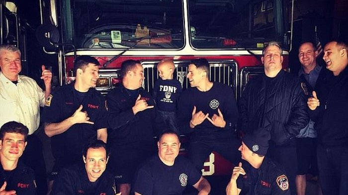 Dinobatkan Pemadam Kebakaran Termuda, Ternyata Ada Kisah yang Memilukan