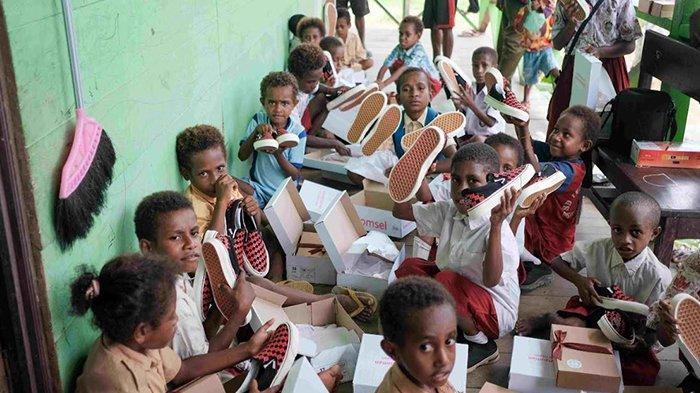 Sepatu Hasil Donasi Poin Pelanggan Diserahkan ke Ratusan Pelajar di Papua