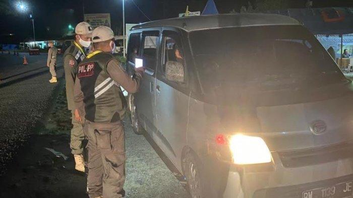 Tampak Luar Mobil Pikap Biasa Saja, Ketika Terpal Dibuka, Petugas Kaget, Ada 3 Orang yang Sembunyi