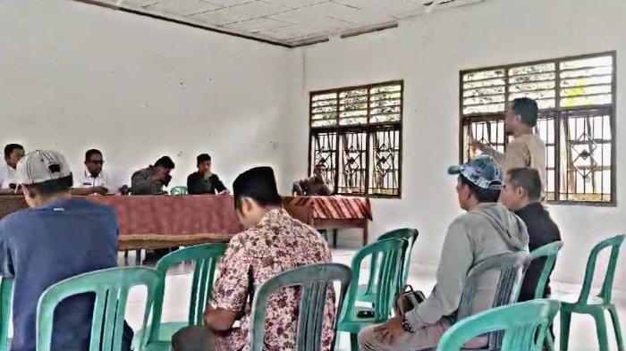Rapat Pemilihan PAW Kades Sekara Inhil di Tunda setelah Berjalan Ricuh