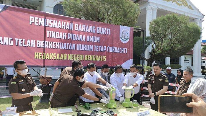Sabu 885,71 Gram Diblender yang Lain Dibakar, Kejari Bengkalis Musnahkan Barang Bukti Tindak Pidana