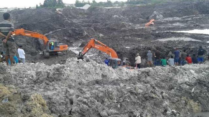 Berurai Air Mata, Enam Penambang Timah di bangka Tengah yang Terkubur Longsor Ditemukan Tak Bernyawa