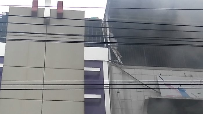Damkar Masih Berusaha Memadamkan Api yang Membakar Ruko di Jalan H Imam Munandar