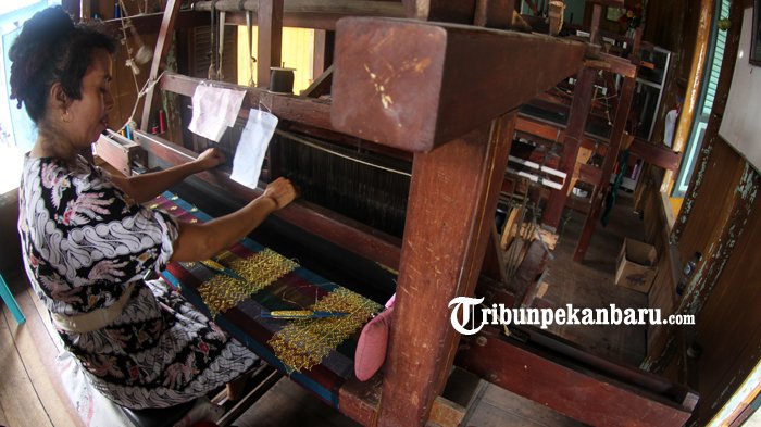 FOTO: Pengrajin Tenun Khas Melayu Riau di Kampung Bandar - pengrajin-kerajinan-rumah-tenun-kampung-bandar-tenun-melayu-riau_20180926_182145.jpg