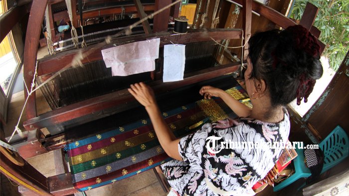 FOTO: Pengrajin Tenun Khas Melayu Riau di Kampung Bandar - pengrajin-kerajinan-rumah-tenun-kampung-bandar-tenun-melayu-riau_20180926_182207.jpg