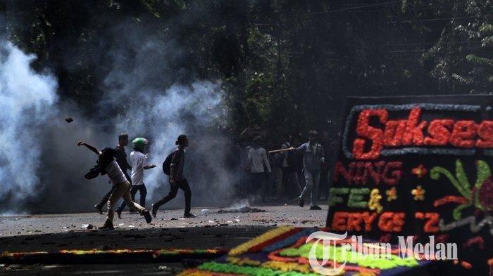 2 Orang Terekam Lempari Demonstran Pakai Batu dari Atas Gedung, Polisi: Identitasnya Diketahui