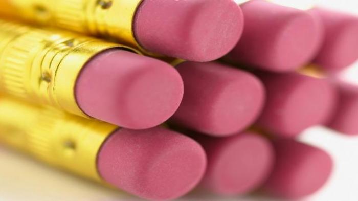 Manfaatkan Penghapus Pensil untuk Membersihkan Busana Suede