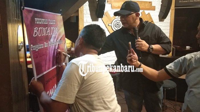 Penuh Pesan Moral, Dheni Kurnia Luncurkan Buku Puisi Bunatin, 'Romantisme Mantra Puisi Talang Mamak'