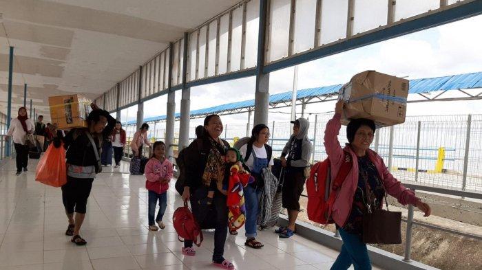 Tak Mau Pakai Masker, Seorang Wanita Dipaksa Turun dari Pesawat, Penumpang Lain Malah Tepuk Tangan