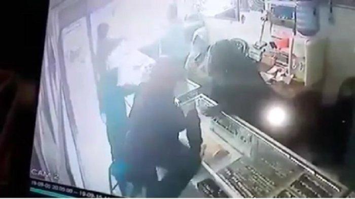 Terekam CCTV, 10 Kilogram Emas Dirampok di Toko Emas Wisma, Kerugian Ditaksir Rp 10 Miliar