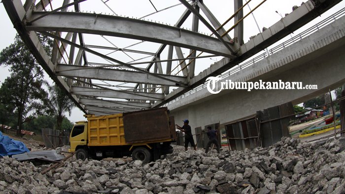 FOTO: Peremajaan Jembatan Siak II Pekanbaru - peremajaan-jembatan-siak-ii-pekanbaru-jalan-aspal-dibongkar_20180917_155830.jpg