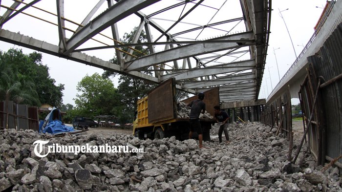 FOTO: Peremajaan Jembatan Siak II Pekanbaru - peremajaan-jembatan-siak-ii-pekanbaru-jalan-aspal-dibongkar_20180917_155927.jpg