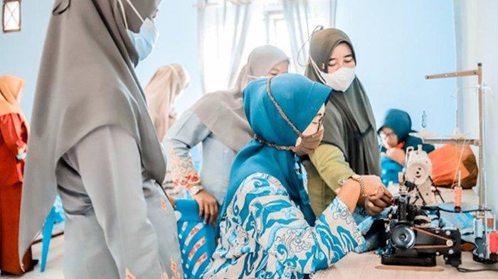 Pertagas Berdayakan Kader PKK di Riau Lewat Keterampilan Menjahit