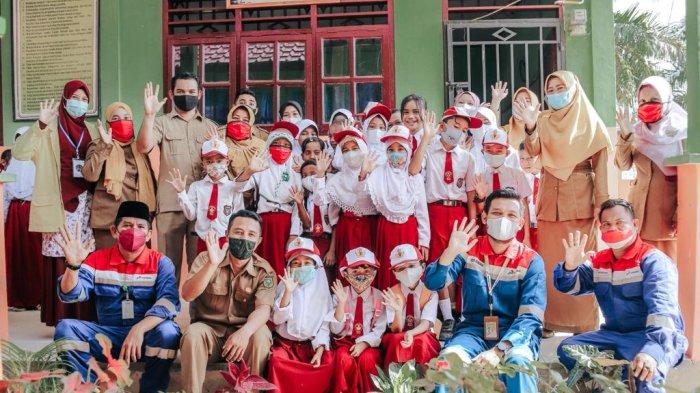 Sekolah Rampung Dibangun, Siswa Siswi SDN 037 Rokan Hilir Menyambut Gembira