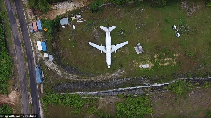 Sebuah Pesawat Terdampar di Tanah Lapang di Bali Menjadi Misteri